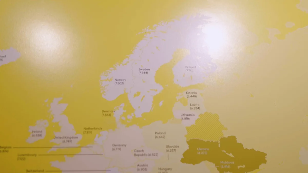 幸福博物館に展示された黄色いヨーロッパの地図。国ごとに幸福度の数値が書かれ、北欧の数値が高い